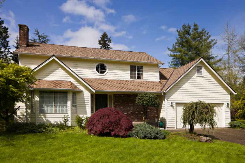 What factors into the cost of vinyl siding replacement?