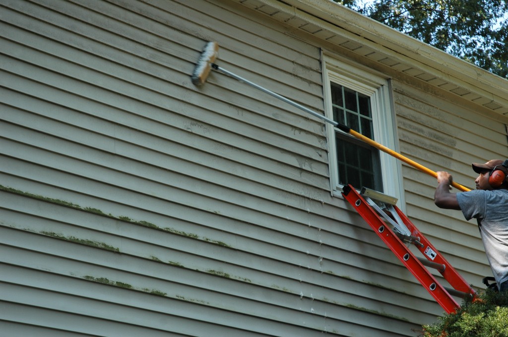 Scrubbing vinyl siding - Image Source