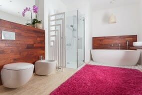 Hot pink carpet in the bathroom