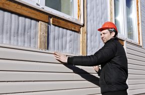 contractor replacing siding