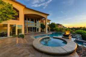 round-hot-tub