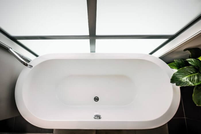Bathtub Refinishing or Bathtub Liners? Which is the Right Choice?
