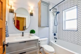 Bathtub-shower combo in an alcove tub