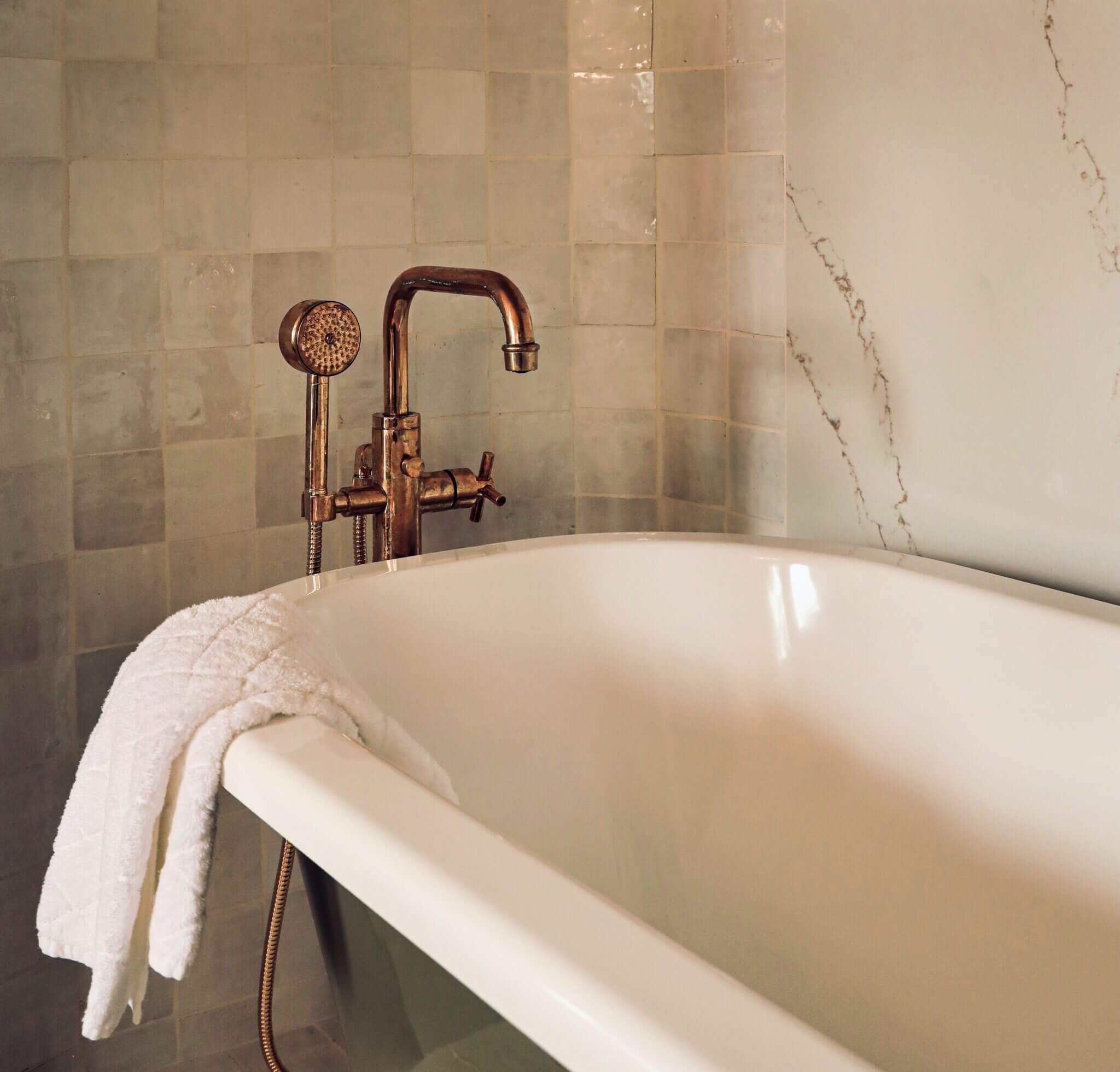 Bathtub Materials: 8 Best Types, Cost, and Benefits | Modernize
