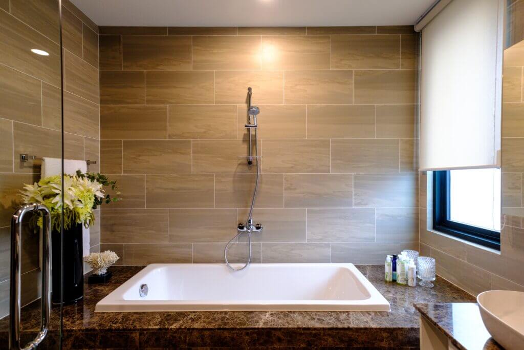 Image shows a recessed accent light over a garden tub