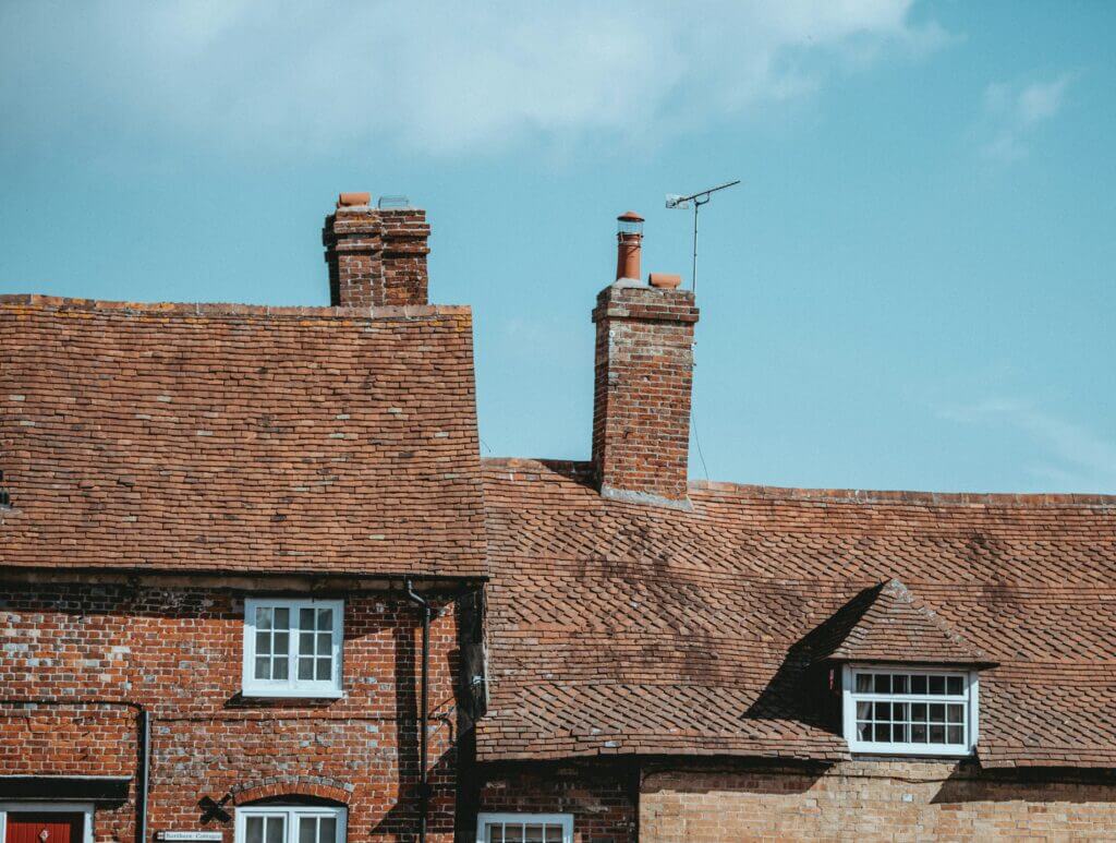 Sagging chimney and roof on a home with foundation issues