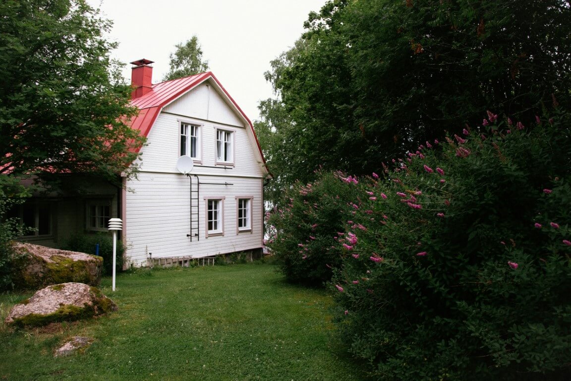 Image of a home with a red gambrel roof