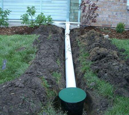 Single underground downspout extension for drainage